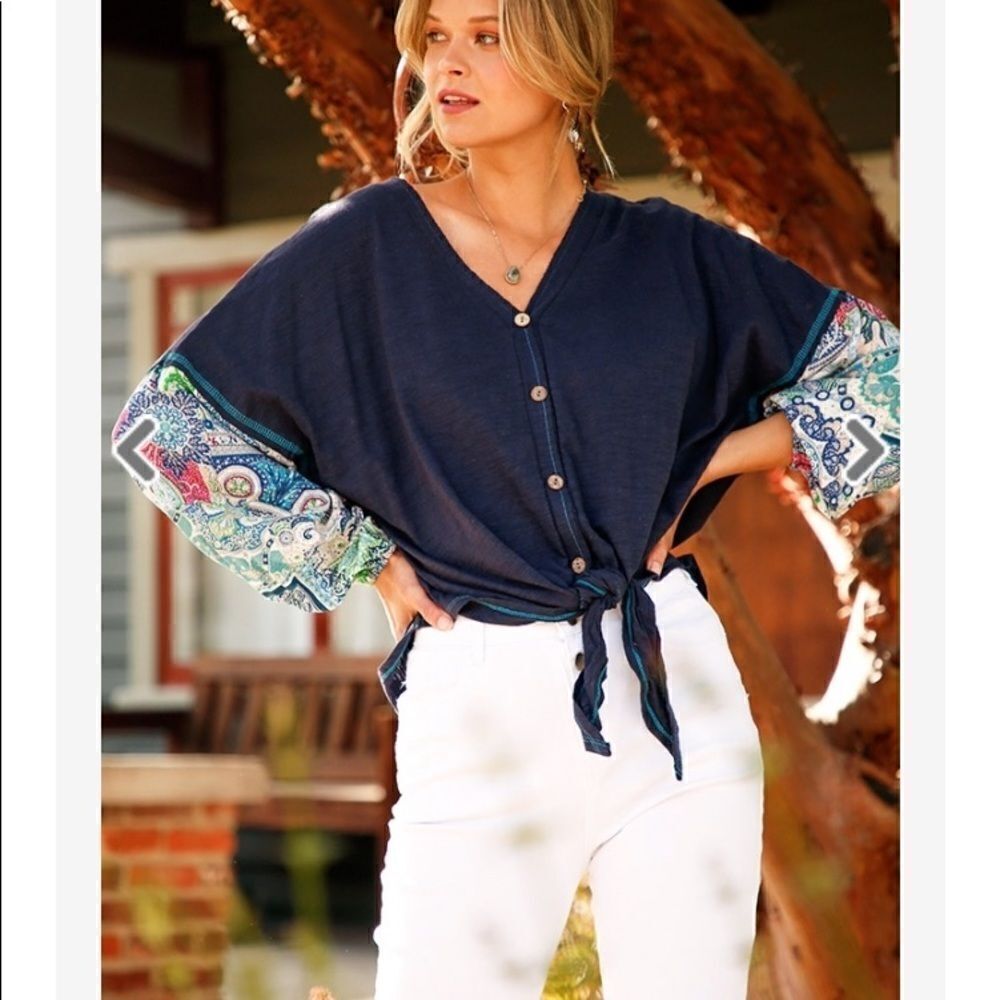 𝅺SUPER cute long bell sleeve front tie top. NWT